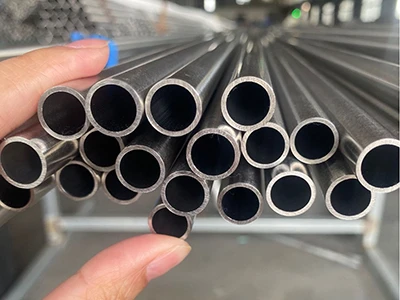 الأنابيب غير القابل للصدأ 304 مقابل 316L لأنظمة تبريد المركبات الكهربائية